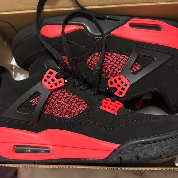 Jordan 4’s red thunders
Worn 2x at the most 
Clean
Size 8.5 - Picture 1 of 3